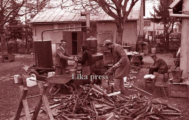 Pečenje rakije u Gospiću nije prestajalo ni tijekom Domovinskog rata/Foto arhiva Lika pressa Gospić                                                                                                                                                       